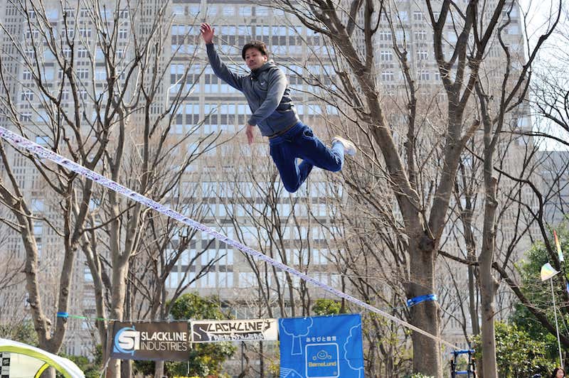 スラックライン トリック 技 のコツとは 基本動作からエアー系トリックのコツまで徹底解説