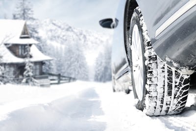 車でスキー場に行くときの注意点と用意しておきたいグッズ